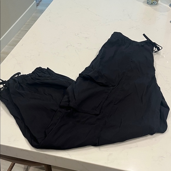 LULULEMON: Lightweight Adjustable Mid-Rise Cargo Pant in Black size large - Picture 4 of 12
